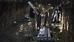 Militares ucranianos preparan munición antes de disparar hacia posiciones rusas cerca de Bajmut, Ucrania, 7 de julio de 2023. 