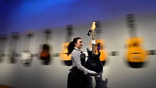 A Christie's alkalmazottja az egyik gitárral