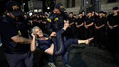 La policía detiene a un manifestante frente al Congreso en Buenos Aires, Argentina, el miércoles 31 de enero de 2024.
