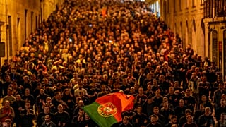 Los manifestantes asisten a una protesta de asociaciones profesionales de la policía que exigen mejores salarios y condiciones laborales en Lisboa, el 24 de enero de 2024.