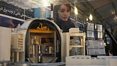 یک بازدیدکننده از ماکت رآکتور بوشهر در هشتم فوریه ۲۰۲۳