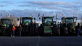 Des agriculteurs sur une autoroute bloquée, mercredi 31 janvier 2024 à Chilly-Mazarin, au sud de Paris.