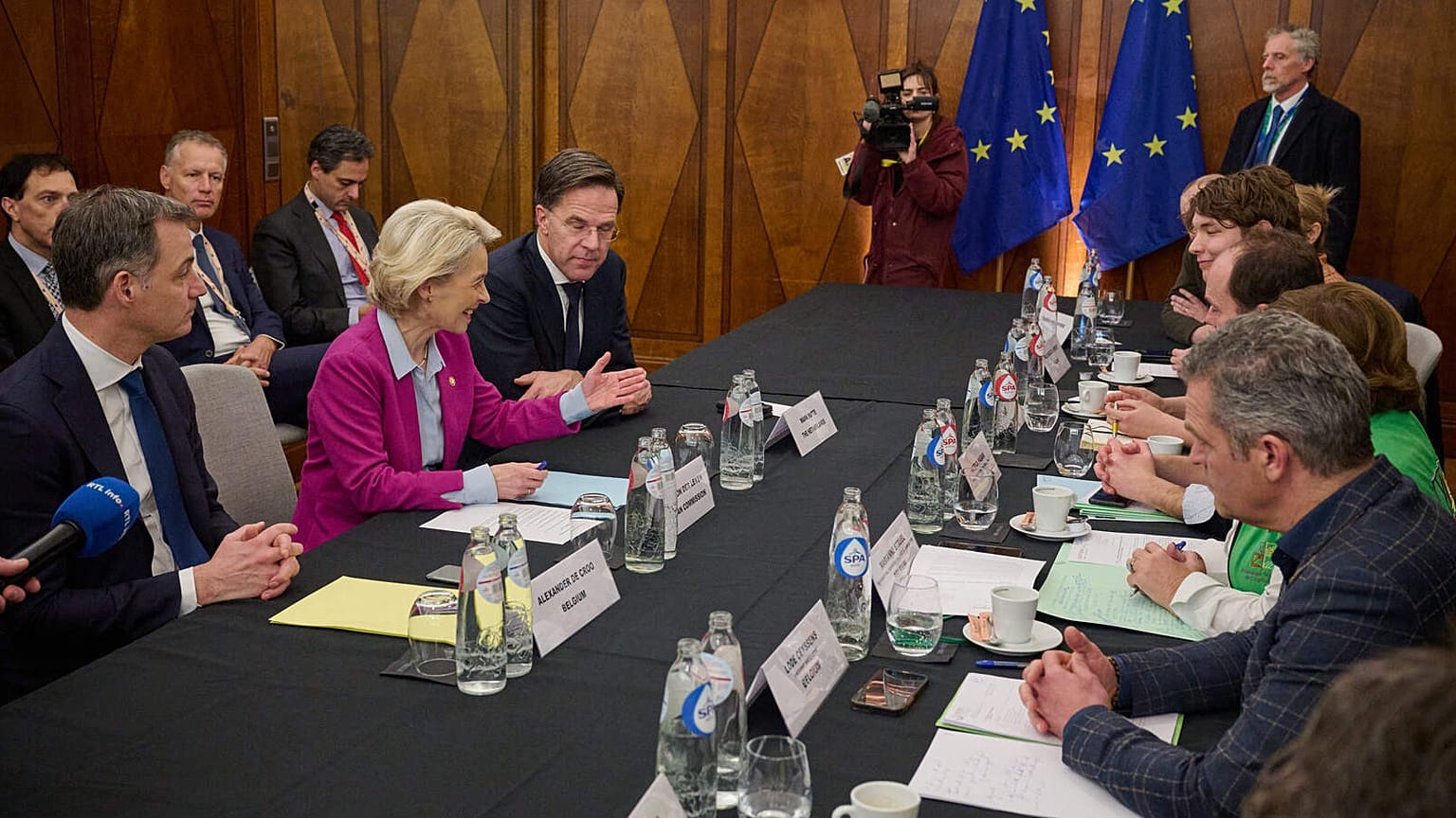 Ursula von der Leyen, Alexander De Croo, belgischer Ministerpräsident, und Mark Rutte, Ministerpräsident der Niederlande, treffen Vertreter der Landwirte