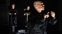 En bicicleta por las tablas: Los pioneros del teatro y la tecnología inspiran al público lituano. 