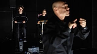 Les planches à vélo : Les pionniers du théâtre et de la technologie inspirent le public en Lituanie. 
