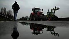 Die französischen Landwirte haben beschlossen, ihre Barrikaden vorerst nicht zu verlassen. 