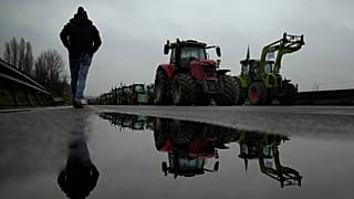 Движение фермеров пошло на убыль после заявлений премьер-министра в четверг, но не все дороги разблокированы. Франция, 1 февраля 2024 г.