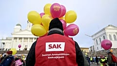 Ein streikender Arbeiter nimmt an der Stop Now! Demonstration gegen die Arbeitsmarktreformen der Regierung teil, Helsinki, 1. Februar 2024