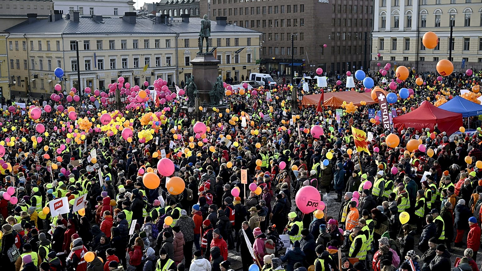 Митинг на Сенатской площади Хельсинки против либерализации рынка труда, 1 февраля 2024 года.