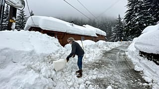 Havat lapátoló férfi Juneauban 2024. január 24-én