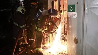 Los bomberos trabajan para extinguir el fuego este viernes 2 de febrero en Nairobi