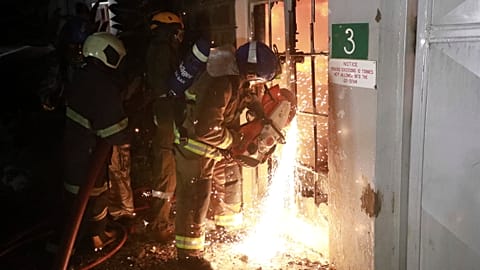 Los bomberos trabajan para extinguir el fuego este viernes 2 de febrero en Nairobi
