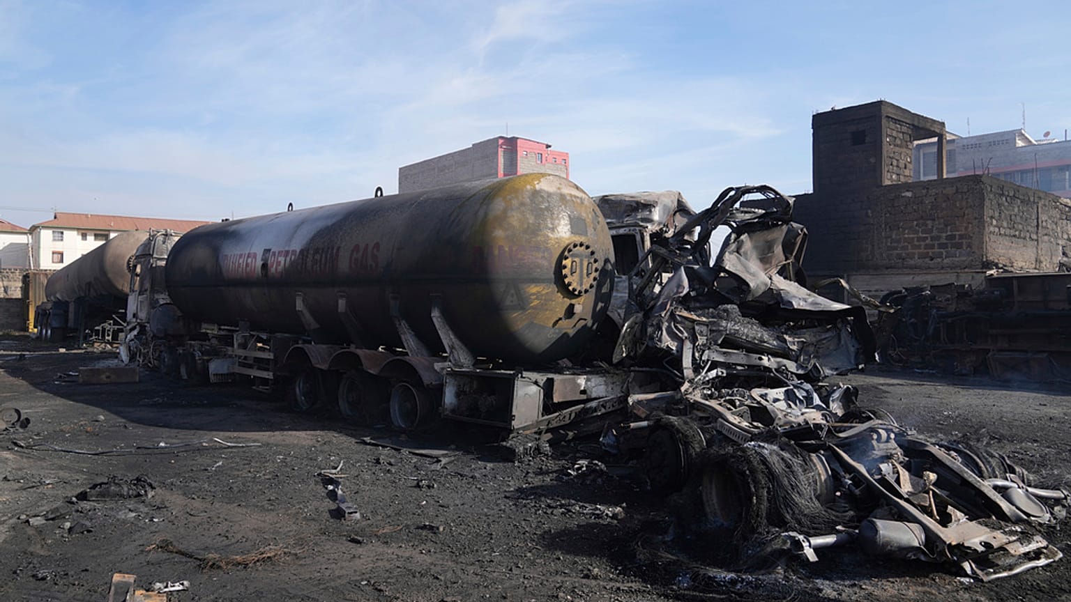 Der explodierte Lastwagen und mehrere Gebäude sind komplett ausgebrannt.