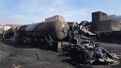 Der explodierte Lastwagen und mehrere Gebäude sind komplett ausgebrannt.