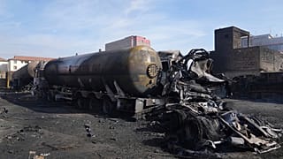 Der explodierte Lastwagen und mehrere Gebäude sind komplett ausgebrannt.