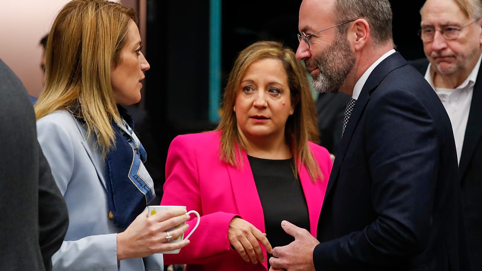 Roberta Metsola, az EP elnöke, Iratxe García Pérez, a Szocialisták és Demokraták Progresszív Szövetsége frakcióvezetője és Manfred Weber, az Európai Néppárt elnöke 