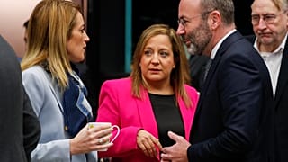 Roberta Metsola, az EP elnöke, Iratxe García Pérez, a Szocialisták és Demokraták Progresszív Szövetsége frakcióvezetője és Manfred Weber, az Európai Néppárt elnöke 