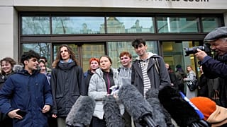 L'attivista ambientale Greta Thunberg, al centro, parla ai media presso la Westminster Magistrates Court di Londra (2 febbraio 2024)