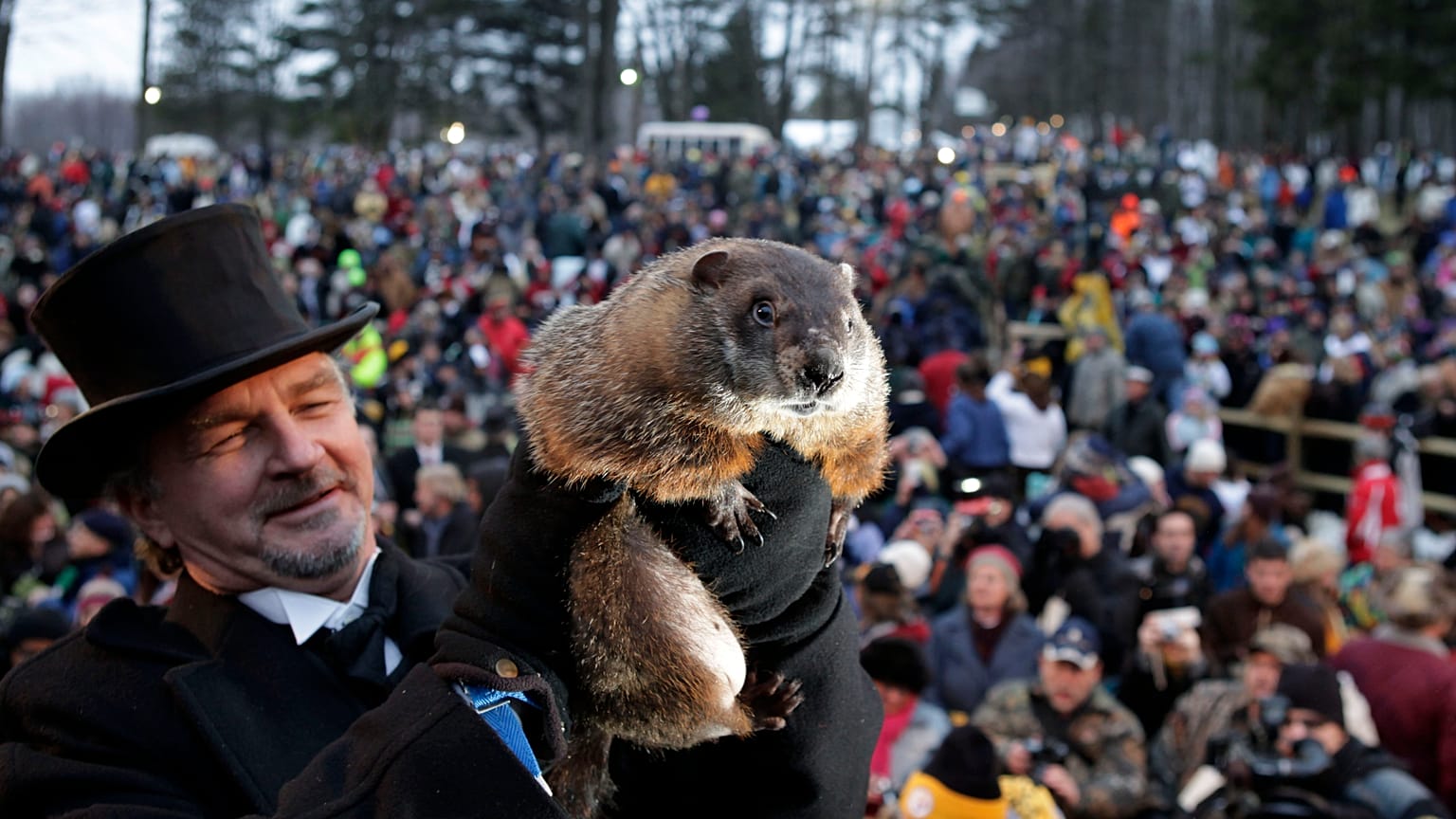 John Griffiths, qui s'occupe de la marmotte Punxsutawney Phil, qui prédit le temps, Selon, le club de la marmotte, Phil a vu son ombre et prédit 6 semaines d'hiver en plus