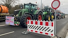 Landwirte protestieren mit Traktoren (Archivbild)