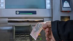 Ein Mann mit einem serbischen Dinar-Geldschein in Mitrovica, Nordkosovo