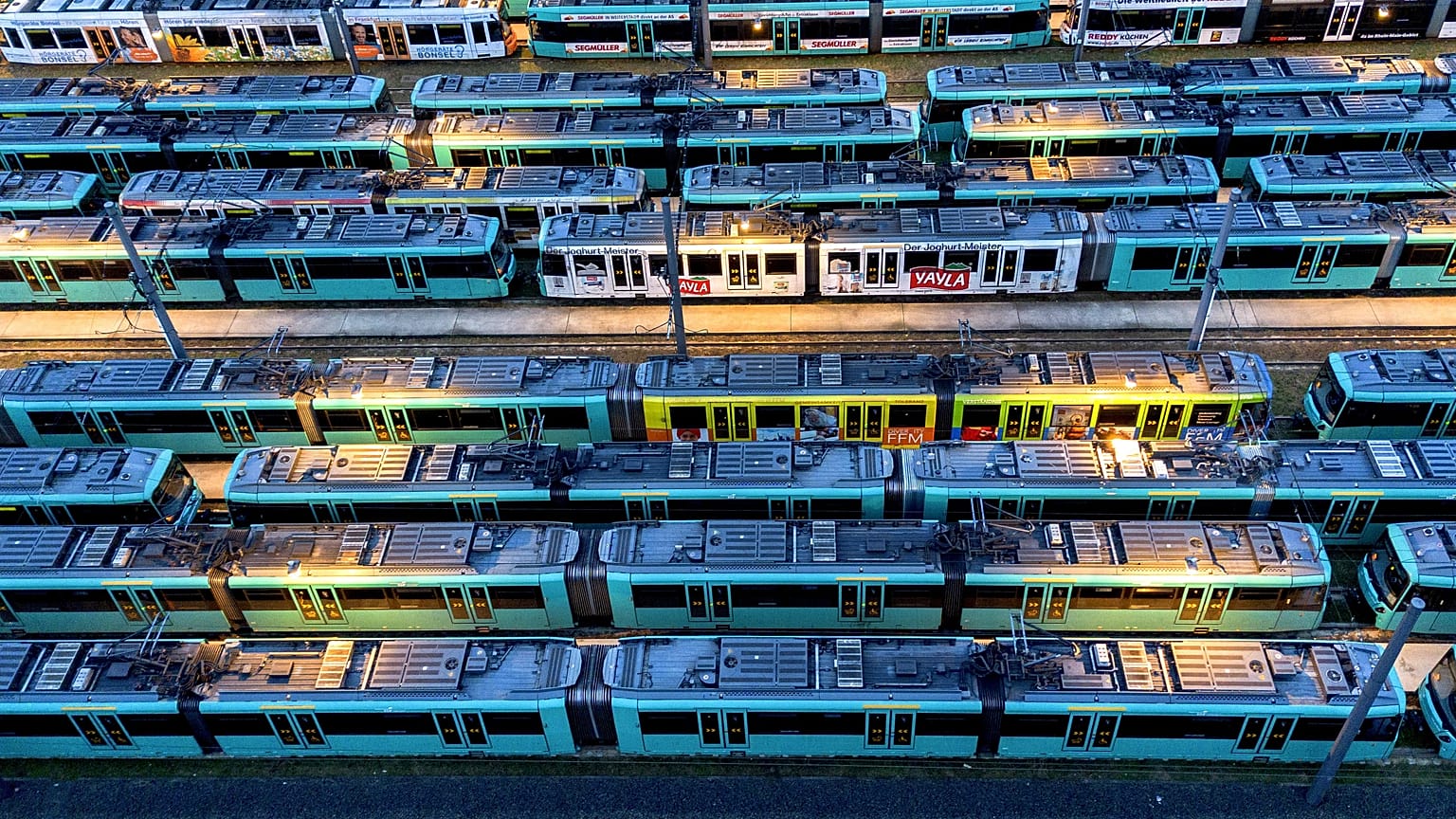 A remízben maradt metrókocsik pénteken Frankfurtban