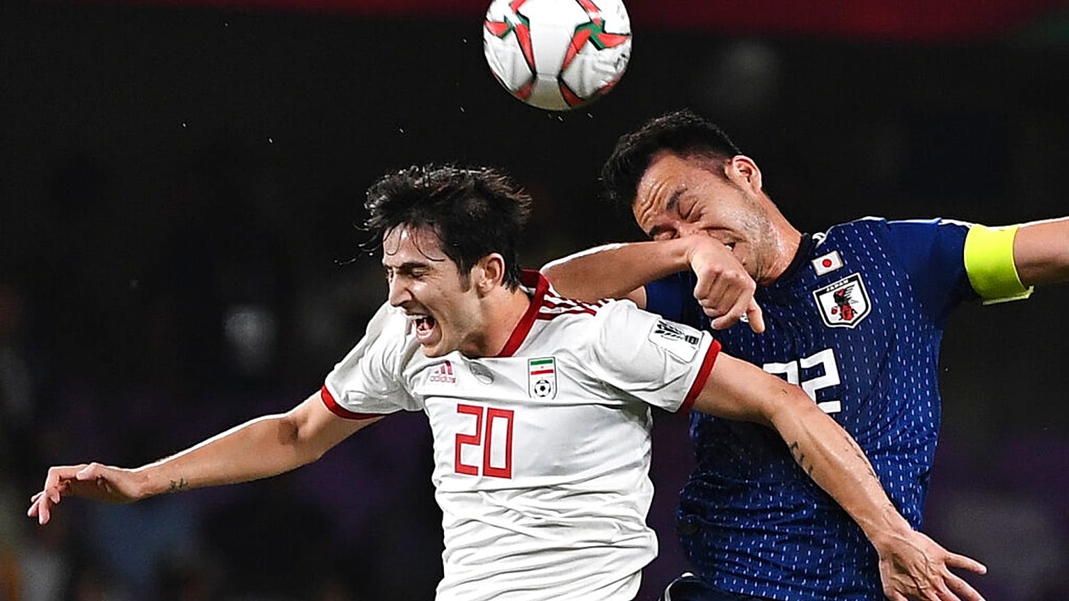 سردار آزمون، مهاجم تیم ملی ایران در کنار مایا یوشیدا، مدافع ژاپنی، در جریان بازی نیمه نهایی فوتبال جام ملت های آسیا در امارات در سال ۲۰۱۵ میلادی. عکس تزیینی است