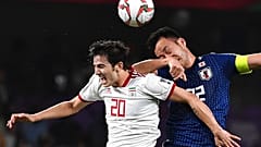 سردار آزمون، مهاجم تیم ملی ایران در کنار مایا یوشیدا، مدافع ژاپنی، در جریان بازی نیمه نهایی فوتبال جام ملت های آسیا در امارات در سال ۲۰۱۵ میلادی. عکس تزیینی است