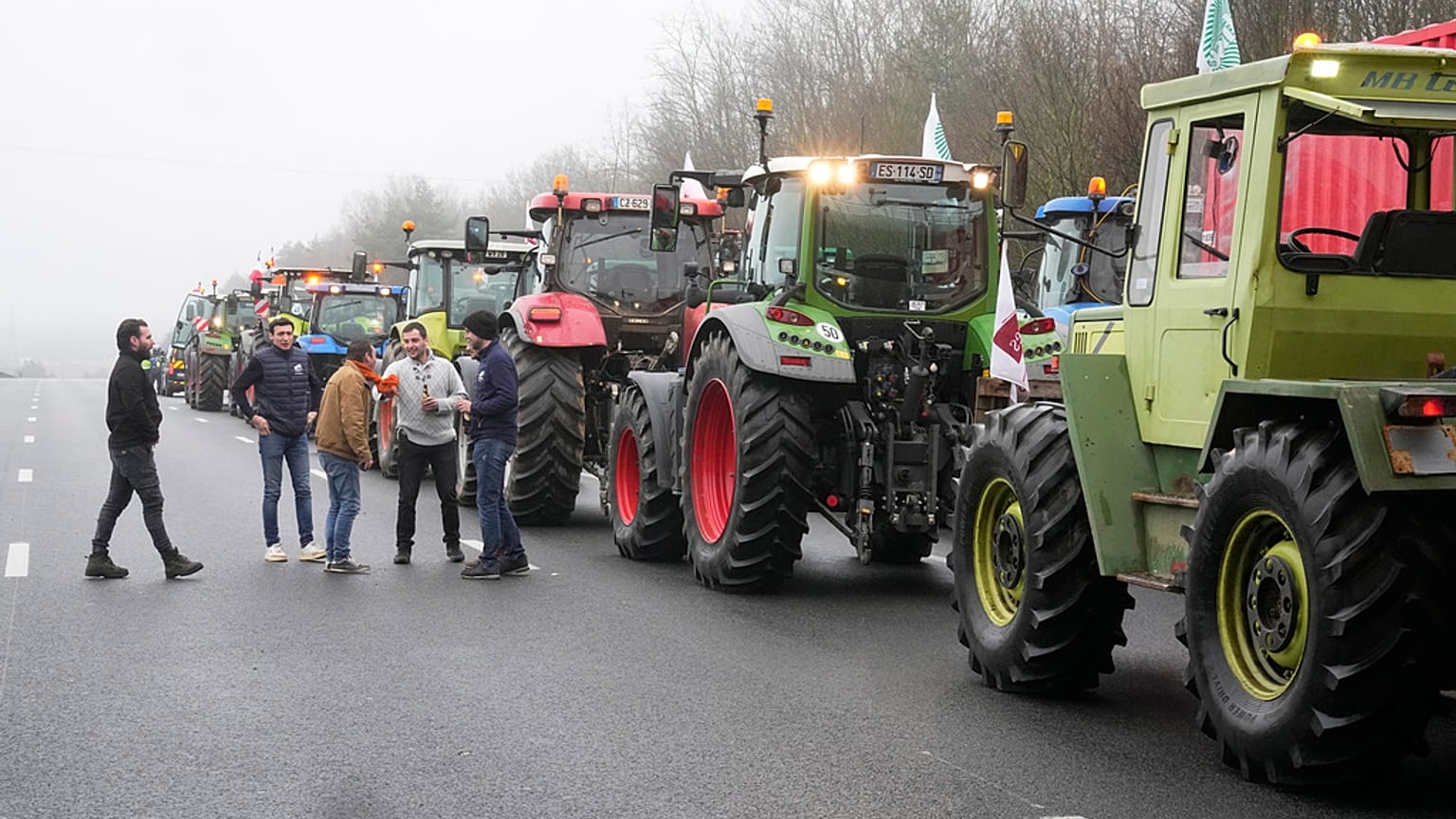 Agricoltori si preparano a bloccare una strada a sud di Parigi, Francia, 2 febbraio 2024