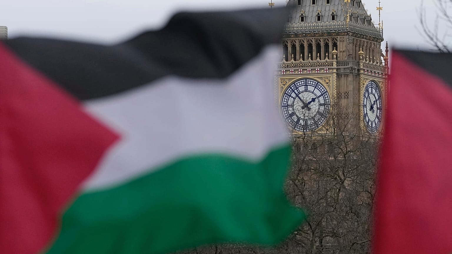 العلم الإسرائيلي يرفرف في لندن خلال مظاهرة تطالب بوقف إطلاق النار