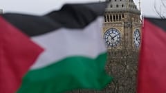 العلم الإسرائيلي يرفرف في لندن خلال مظاهرة تطالب بوقف إطلاق النار