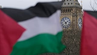 العلم الإسرائيلي يرفرف في لندن خلال مظاهرة تطالب بوقف إطلاق النار
