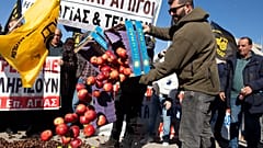 Θεσσαλονίκη: Αγρότες πετούν μήλα στο δρόμο