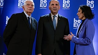 وزير الخارجية اليوناني جيورجوس جيرابيتريتيس في الوسط. يتحدث مع منسق السياسة الخارجية بالاتحاد الأوروبي جوزيب بوريل