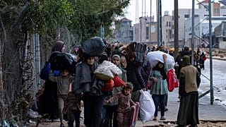 فلسطينيون يفرون من مدينة خان يونس جنوب قطاع غزة بعد هجوم بري وجوي إسرائيلي
