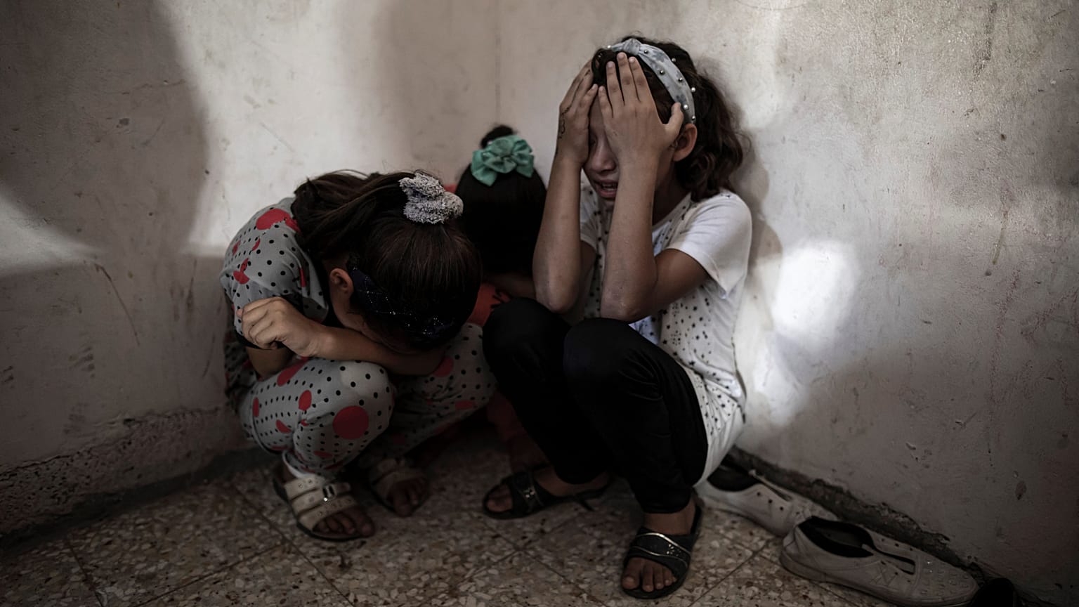 ردة فعل الفتيات الفلسطينيات خلال تشييع الطفلة ليان الشاعر  في خان يونس