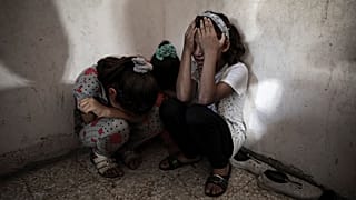 ردة فعل الفتيات الفلسطينيات خلال تشييع الطفلة ليان الشاعر  في خان يونس