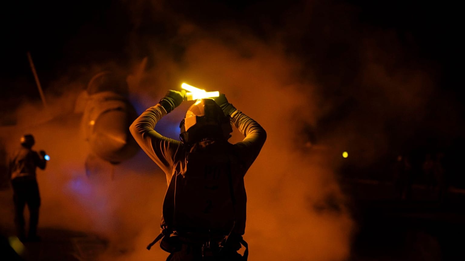 یک جنگنده آمریکایی بر روی عرشه ناو آیزنهاور در حال آماده شدن برای عملیات در دریای سرخ به تاریخ ۲۲ ژانویه ۲۰۲۴