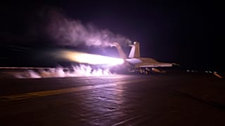 Ein Kampfjet startet von der USS Dwight D. Eisenhower im Roten Meer, 22. Januar 2024