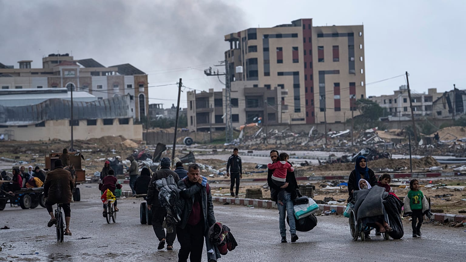 Un grupo de palestinos huyen de la Franja por Rafah.