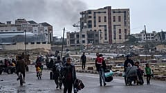 Un grupo de palestinos huyen de la Franja por Rafah.