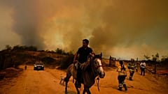 Varias personas huyen de los incendios en Viña del Mar.