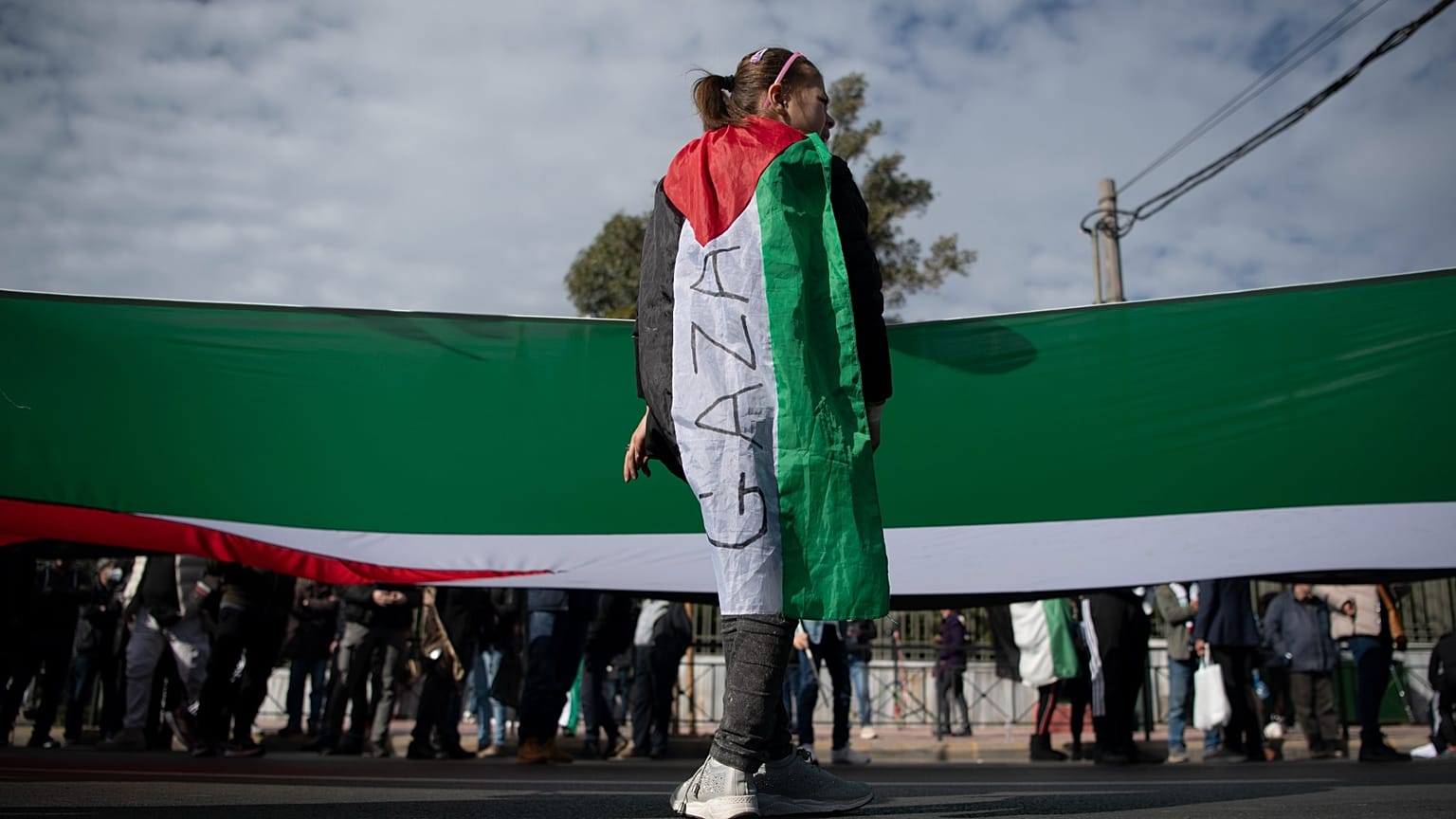 طفل يشارك في وقفة احتجاجية أمام السفارة الإسرائيلية في أثينا، اليونان