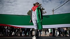 طفل يشارك في وقفة احتجاجية أمام السفارة الإسرائيلية في أثينا، اليونان