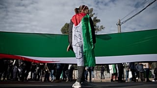 طفل يشارك في وقفة احتجاجية أمام السفارة الإسرائيلية في أثينا، اليونان