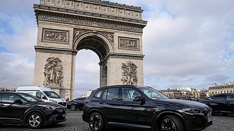 SUVs by the Arch de Triomphe