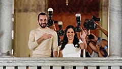 Nayib Bukele et son épouse, dimanche soir, en attendant les résultats des élections.