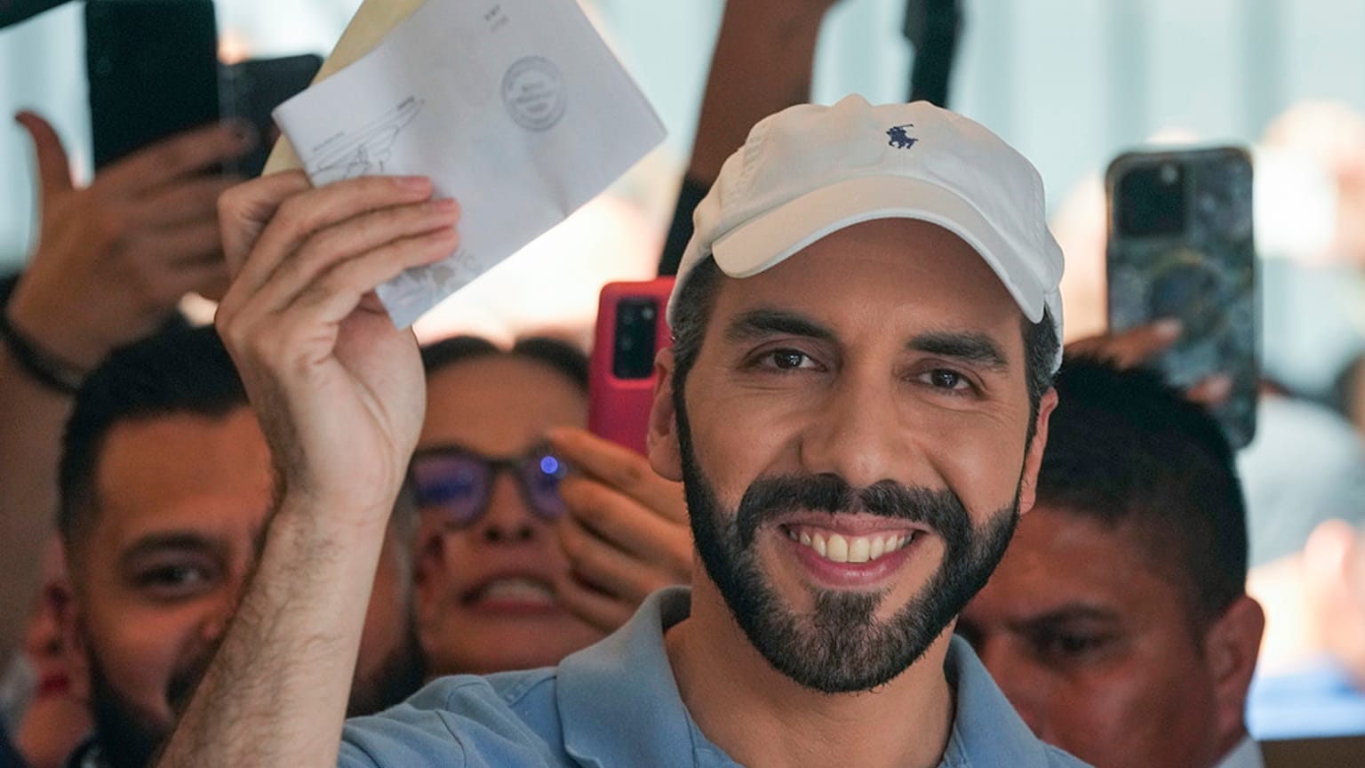رئيس السلفادور نجيب أيو كيلة، يُظهر بطاقة اقتراعه قبل التصويت في الانتخابات العامة في سان سلفادور، السلفادور،  4 فبراير، 2024