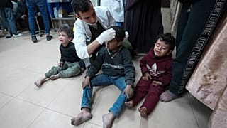 أطفال مصابون في قصف إسرائيلي على دير البلح