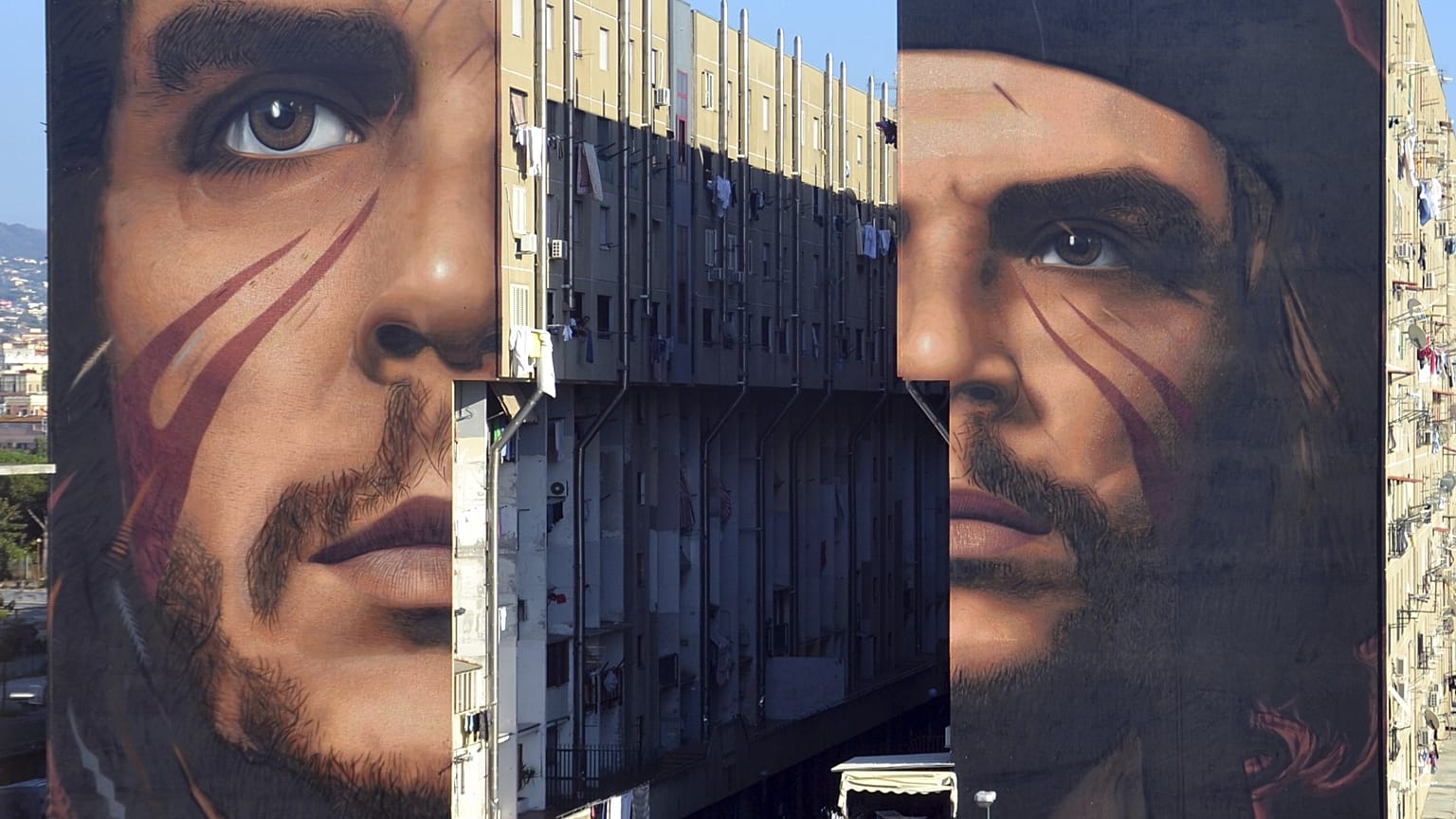 Che Guevara arcképe a házak egyik oldalán 2018-ban